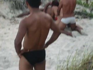 Safadinha Dando Pra Vários Machos Numa Praia